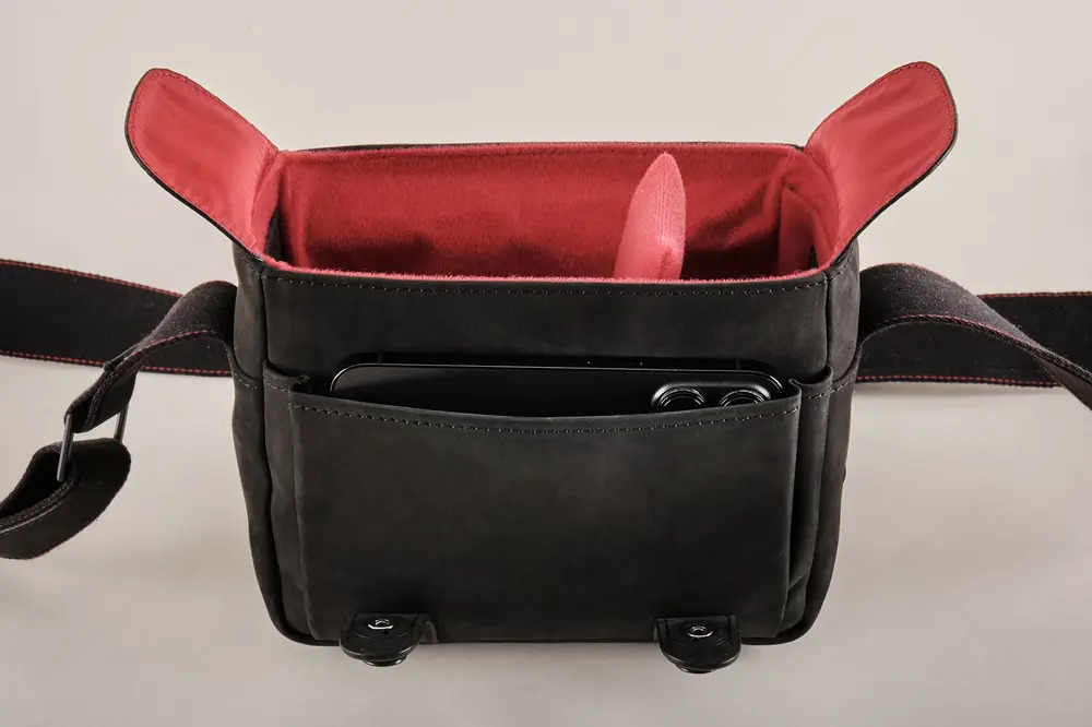 Leica 라이카 Q3 Bag Cow-Hide black / Lining red